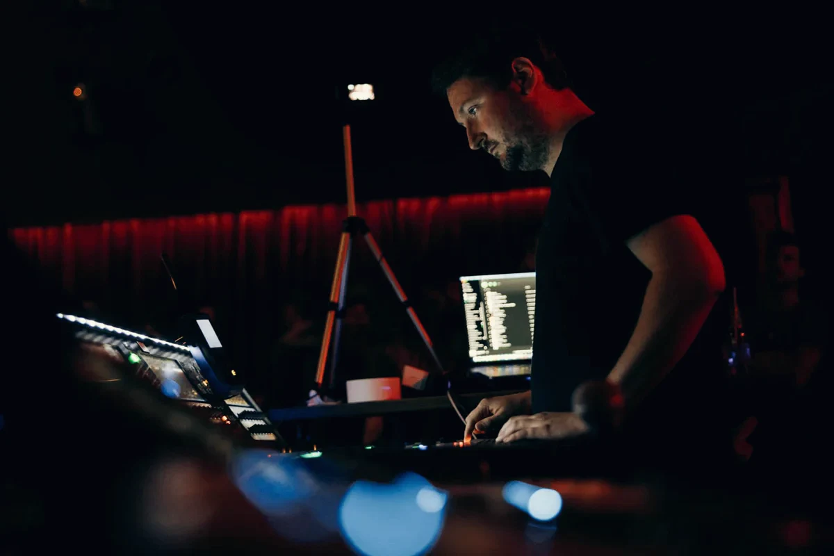 Benny Hermann als FOH Engineer am Pult in einem Konzertsaal