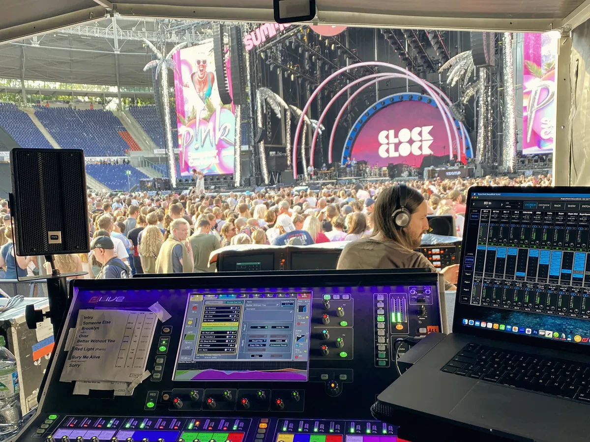 FOH-Pult in einem Stadion